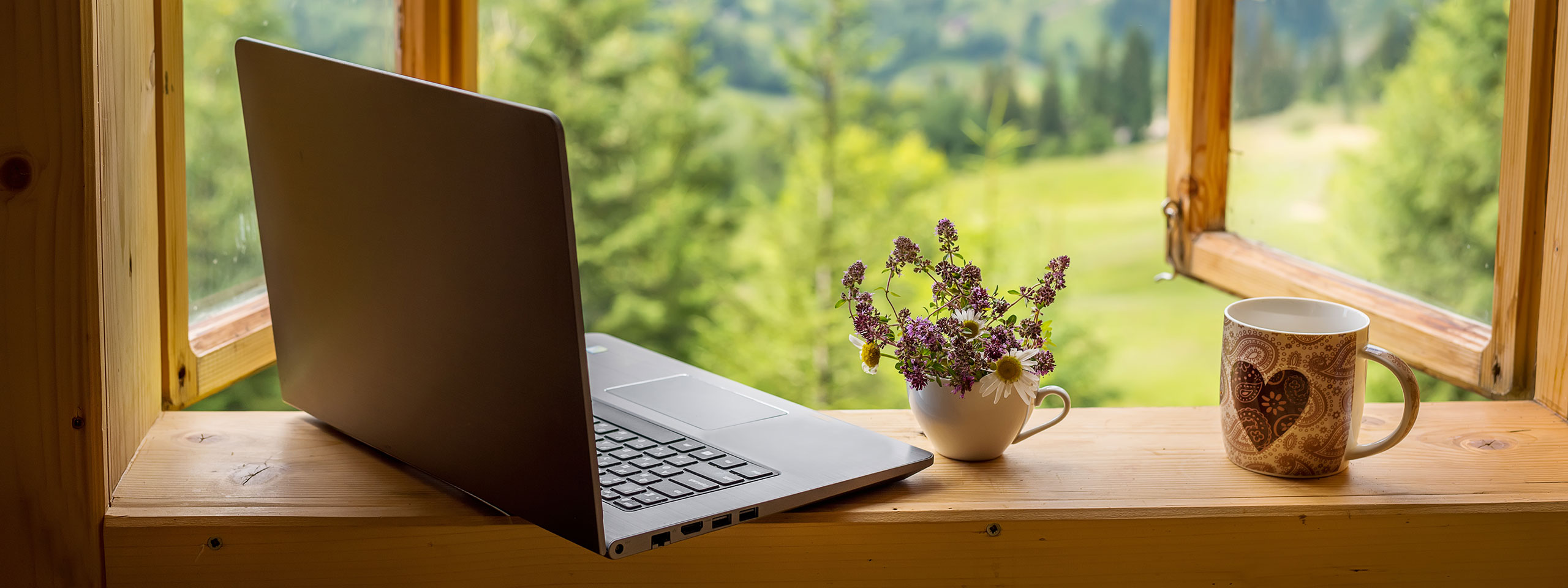 Notebook am Fenster